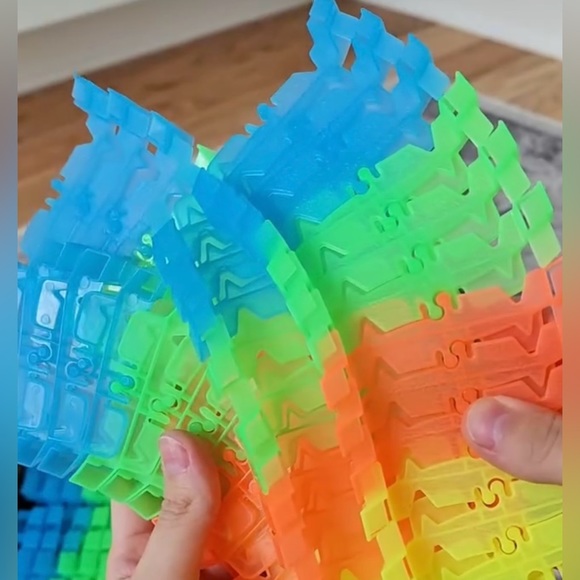 609 Magic Tracks Glow in the Dark Race Track Pieces. - Picture 6 of 6